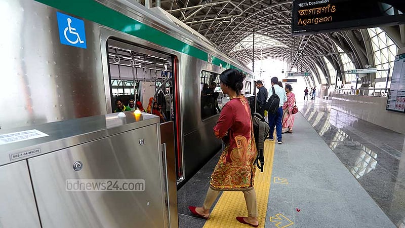 A metro train stops at Uttara Centre to take passengers after the station’s inauguration on Saturday, Feb 18, 2023. Photo: Asif Mahmud Ove