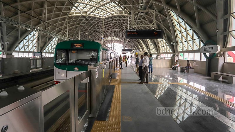 Passengers wait to board a metro train at Uttara Centre after the station’s inauguration on Saturday, Feb 18, 2023. Photo: Asif Mahmud Ove