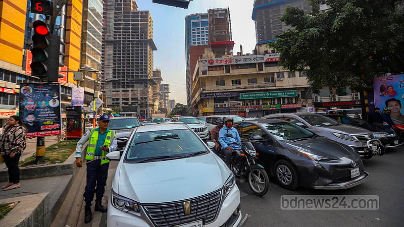 It is now rare to witness traffic coming to a stop at red rights in Dhaka city. Instead, at most intersections, vehicles proceed according to the hand signals of traffic police. Photo: Mahmud Zaman Ovi