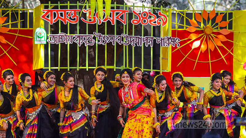 Dancers perform at a programme to celebrate Pahela Falgun, the first day of spring in the Bangla calendar, at Bakultala in Dhaka University’s Faculty of Fine Arts on Tuesday, Feb 14, 2023. Photo: Mahmud Zaman Ovi