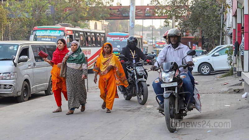 Motorcyclists steering onto the footpaths at Shaheed Tajuddin Ahmed Sarani causes hindrance to pedestrians on Thursday, Feb 2, 2023. Photo: Asif Mahmud Ove