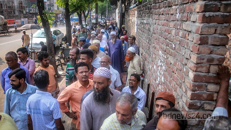 People line up for Ramadan goods at subsidised prices outside the shop of a Trading Corporation of Bangladesh dealer at Azimpur in Dhaka early morning on Thursday, Mar 23, 2023. Photo: Tawhiduzzaman Tapu