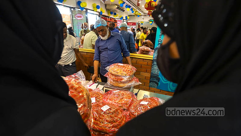 Loaves of bread priced at Tk 400 a kg are on sale at a shop on Nazimuddin Road in Old Dhaka on Shab-e-Barat on Tuesday, Mar 7, 2023. Photo: Mahmud Zaman Ovi