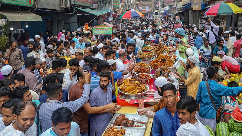 Customers of traditional Iftar items overcrowd Dhaka’s Chawkbazar on the first day of Ramadan on Friday, Mar 24, 2023. Photo: Asif Mahmud Ove