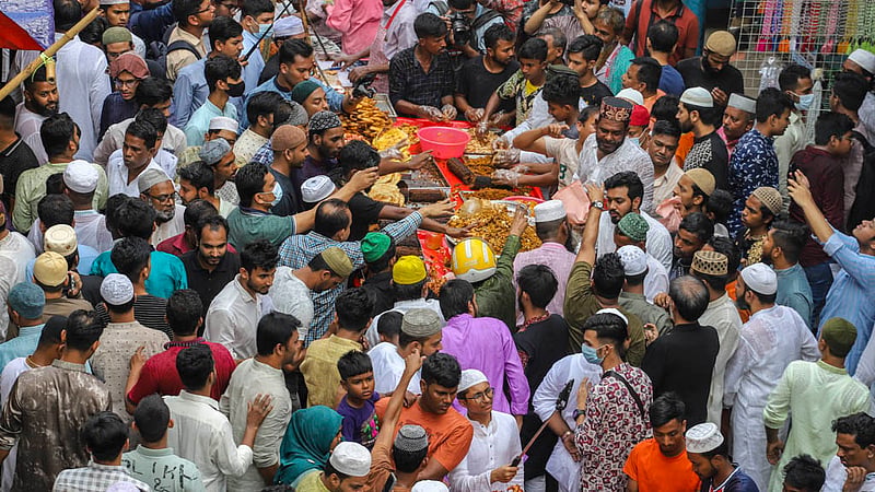 Muslims buy traditional Iftar items to break the fast on the first day of Ramadan on Friday, Mar 24, 2023. Photo: Asif Mahmud Ove