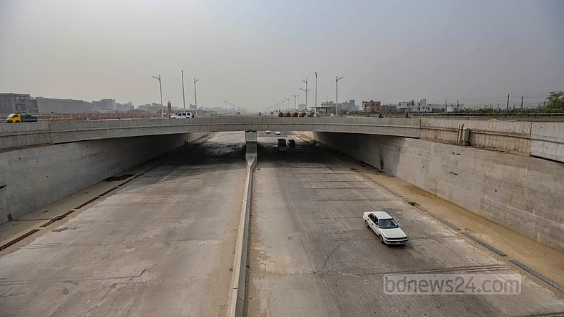 Purbachal Expressway is yet to be inaugurated. Most vehicles run at high speeds as the speed limit has not yet been set. Photo: Mahmud Zaman Ovi