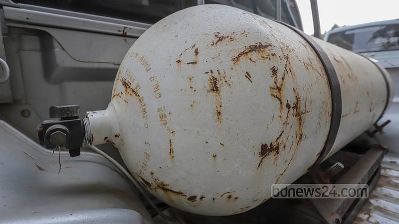 Another CNG-powered vehicle of Bidyut Bhaban has been spotted with expired and corroded cylinders that could cause accidents at any time. Photo: Asif Mahmud Ove