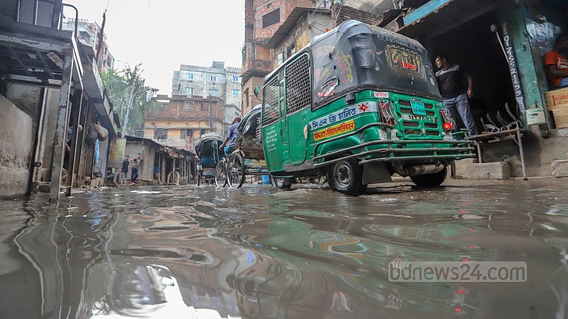 Filthy sewerage waters inundate the Sikkatuli intersection on the Majed Sarkar Road in Old Dhaka’s Bangshal. Photo: Asif Mahmud Ove