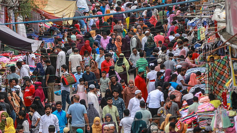 Shoppers crowd New Market in Dhaka on Friday, Mar 31, 2023, ahead of Eid-ul-Fitr. Photo: Tawhiduzzaman Tapu