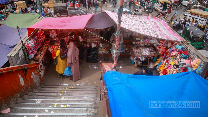 Hawkers put up toys for sale on New Market footbridge on Thursday, Mar 16, 2023.Photo: Tawhiduzzaman Tapu