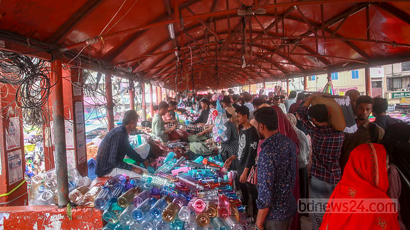Pedestrians struggle to cross the streets using New Market footbridge due to hawkers taking up a lot of space on it. Photo taken on Thursday, Mar 16, 2023. Photo: Tawhiduzzaman Tapu