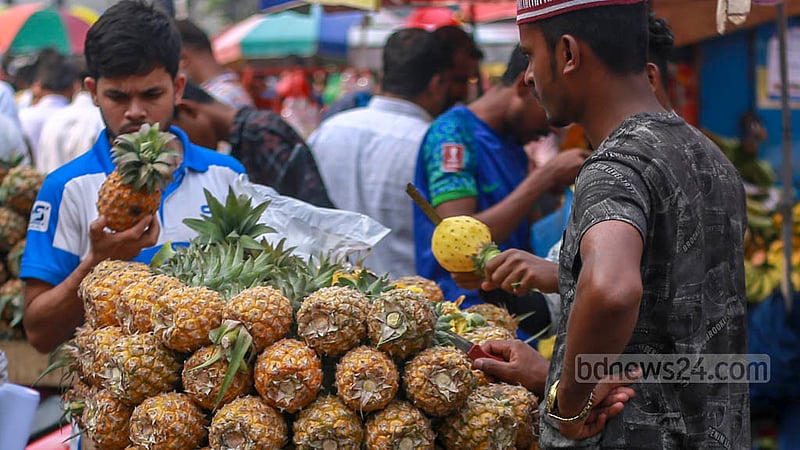Retail sellers put pineapples up for sale on their rickshaw vans at Karwan Bazar on Thursday, Mar 30, 2023. Photo: Tawhiduzzaman Tapu