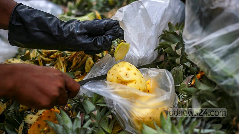 Some traders sell peeled pineapple in pieces for Tk 20 at Dhaka’s Karwan Bazar. Photo: Tawhiduzzaman Tapu