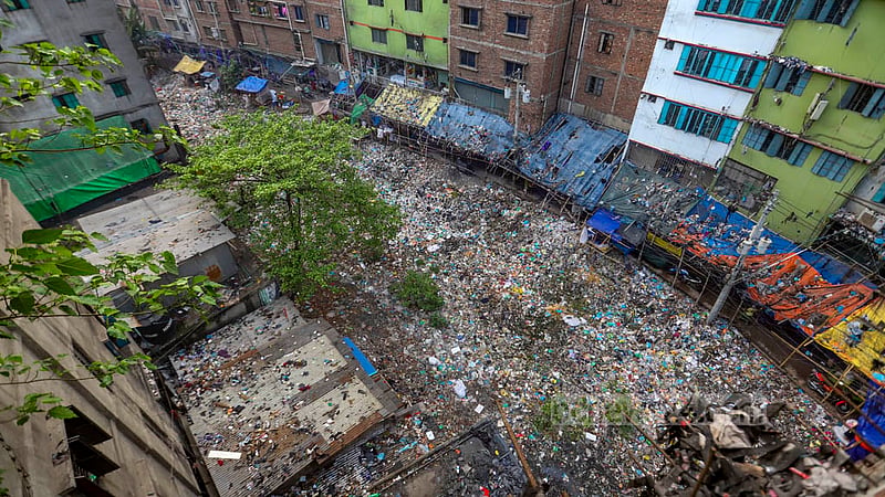 The 7km-long Shubhaddya canal is directly connected to the Buriganga River but is likely to die out soon due to the amount of waste dumped into it daily. The pollution is causing suffering to the people of Dhaka’s South Keraniganj.  Photo: Mahmud Zaman Ovi