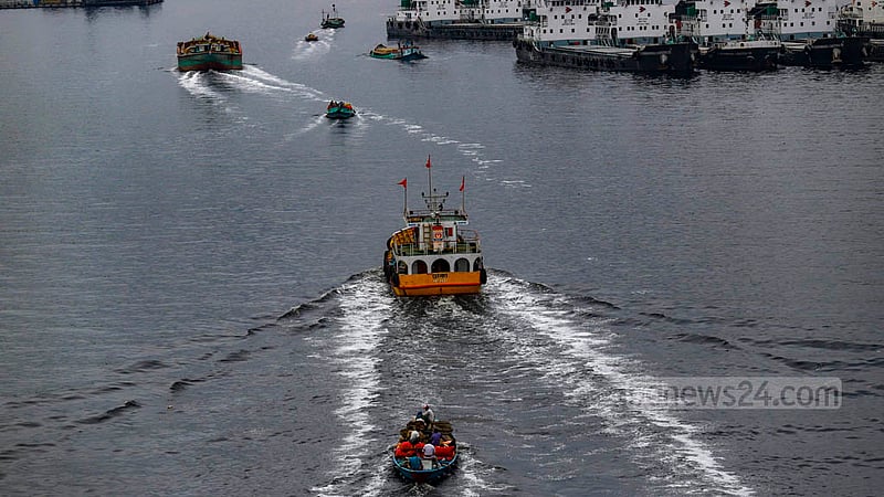 The pollution has turned the Buriganga’s water dark regardless of the season and white foam forms on the surface whenever a vessel disturbs the water. The foul smell forces people to cover their noses while crossing the river. Photo: Mahmud Zaman Ovi