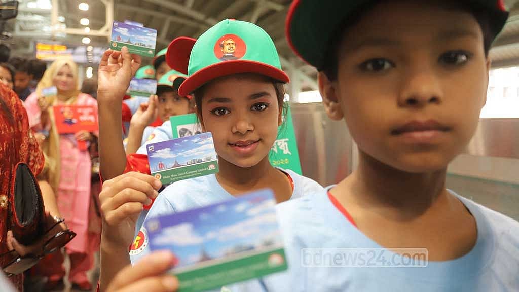 Children from orphanages enjoy metro trip on Bangabandhu’s birthday
