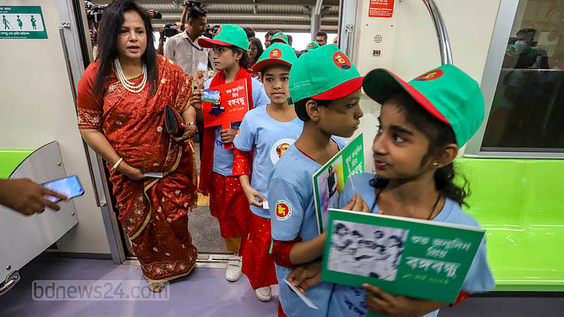 Children board a metro train at Agargaon station on Friday, Mar 17, 2023. Photo: Asif Mahmud Ove
