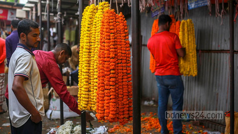 Traders sell a garland of 20 marigolds at Tk 50-Tk 60 at the morning wholesale flower market in Dhaka’s Shahbagh. Photo: Tawhiduzzaman Tapu