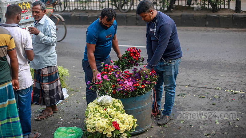 The wholesale price of 100 pieces of white roses is Tk 500 at Dhaka's Shahbagh. The prices go down when the supply rises. Photo: Tawhiduzzaman Tapu