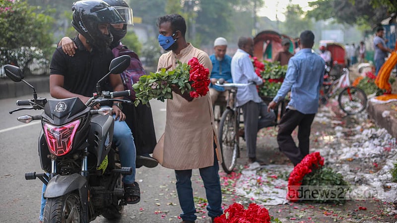 Motorcyclists stop to buy flowers on the way to their destinations buy flowers at the wholesale market in Dhaka's Shahbagh. Flowers are also retailed at the market. Photo: Tawhiduzzaman Tapu