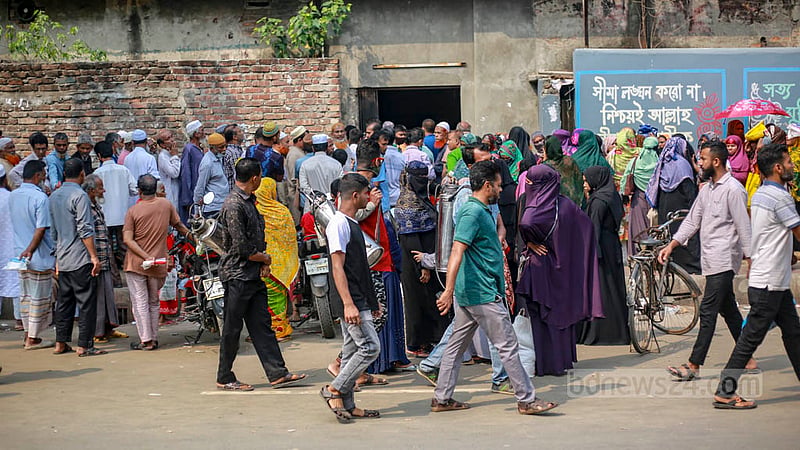 People line up for Ramadan goods at subsidised prices outside the shop of a Trading Corporation of Bangladesh dealer at Azimpur in Dhaka early morning on Thursday, Mar 23, 2023. Photo: Tawhiduzzaman Tapu