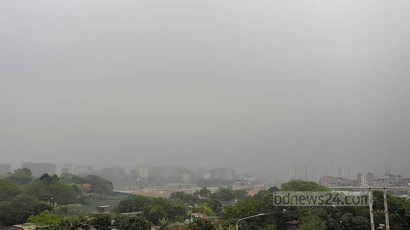 The sky was heavy with clouds in Dhaka on Sunday, May 19, 2023. Photo: Asif Mahmud Ove