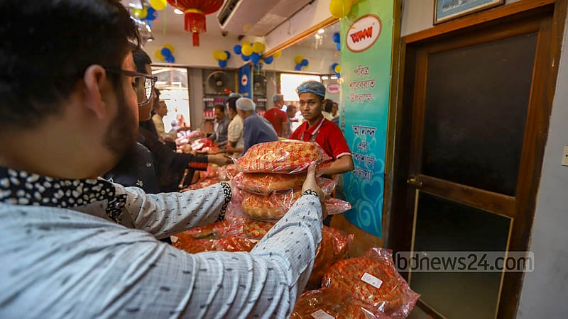 People crowd a shop for fancy bread on Nazimuddin Road in Old Dhaka on Shab-e-Barat on Tuesday, Mar 7, 2023. Photo: Mahmud Zaman Ovi