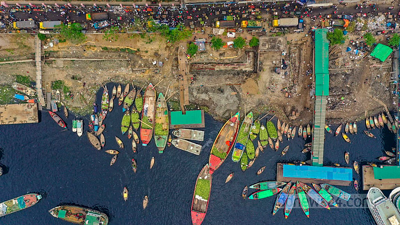 A bird's-eye view shows the wholesale fruit market of Old Dhaka’s Wiseghat. Photo: Mostafigur Rahman