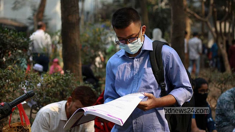 Students take a last-minute look at their books before taking the medical college admission test at Dhaka University’s Arts Building on Friday, Mar 10, 2023. Photo: Tawhiduzzaman Tapu
