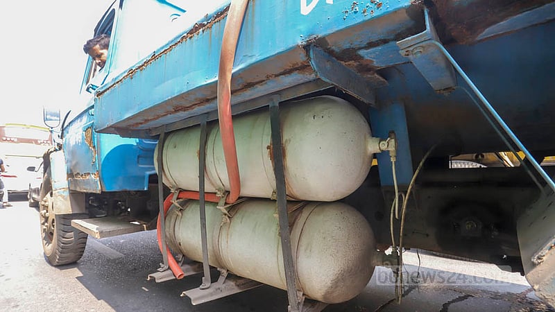 The CNG-powered water vessel owned by Dhaka South City Corporation has a cylinder that is not labelled with an expiration date, as is usually required. Moreover, the cylinder shows signs of rust. Photo: Asif Mahmud Ove