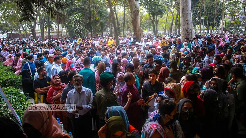Students and parents throng the main gate of Dhaka University’s Arts Building before the medical college admission exam on Friday, Mar 10, 2023. Photo: Tawhiduzzaman Tapu