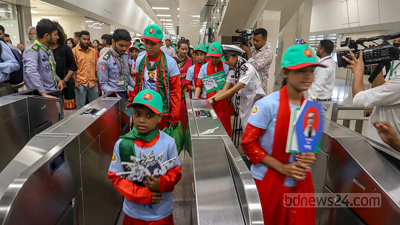 Children get off a metro train after a joy ride from Agargaon to Uttara North to celebrate Bangabandhu's birth anniversary and National Children's Day on Friday, Mar 17, 2023. Photo: Asif Mahmud Ove