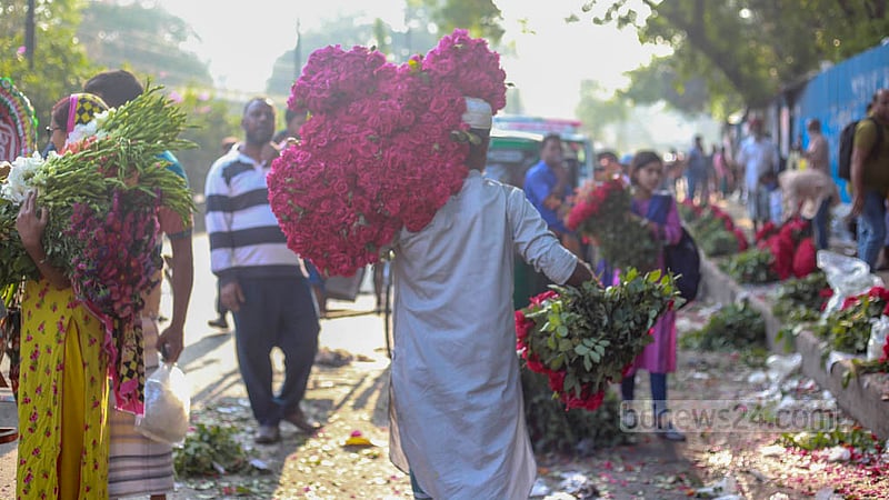 Various types of local and foreign flowers are available in the wholesale flower market of Dhaka’s Shahbagh in the morning. Depending on the variety, a bundle of flowers can cost Tk 100-Tk 150. Photo: Tawhiduzzaman Tapu