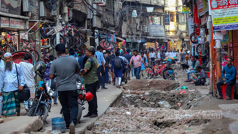 Sewerage repair work has been ongoing at Kazi Alauddin Road in Old Dhaka for a month and a half. Locals are dismayed by the slow pace of the work, which has only now reached the halfway point. Photo: Mahmud Zaman Ovi