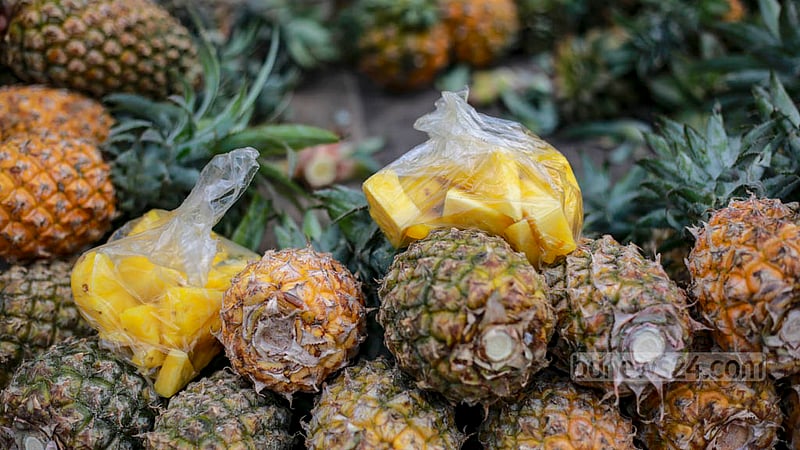 Some traders sell peeled pineapple in pieces for Tk 20 at Dhaka’s Karwan Bazar. Photo: Tawhiduzzaman Tapu