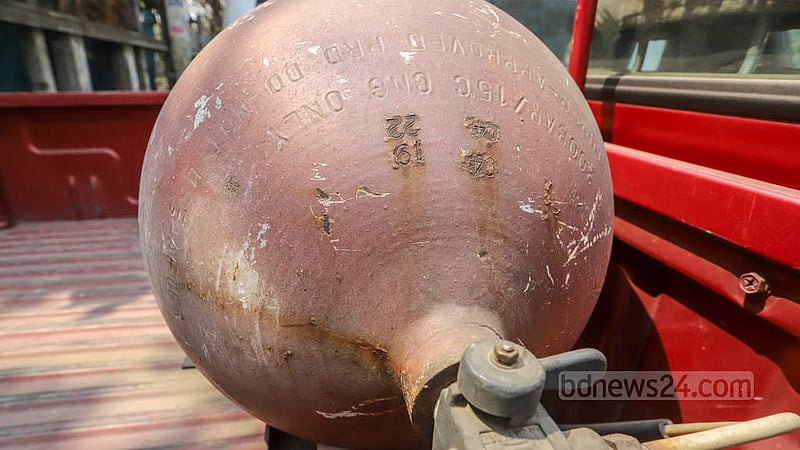 The cylinder of another CNG-powered government vehicle parked on the road in front of the secretariat in Dhaka was not replaced despite clear instructions last year, though it is labelled with an expiry date. Photo: Asif Mahmud Ove