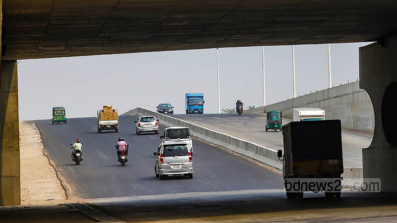 Purbachal Expressway is yet to be inaugurated. Most vehicles run at high speeds as the speed limit has not yet been set. Photo: Mahmud Zaman Ovi