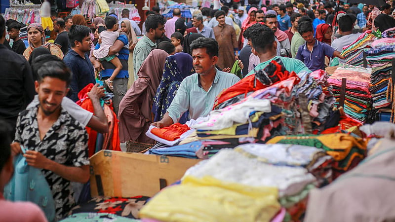 Shoppers crowd New Market in Dhaka on the weekly holiday of Friday, Mar 31, 2023, ahead of Eid-ul-Fitr. Photo: Tawhiduzzaman Tapu