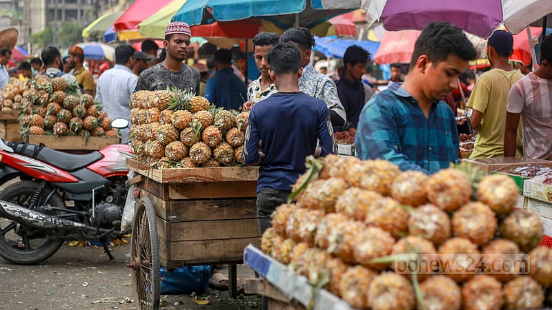 Retail sellers put pineapples up for sale on their rickshaw vans at Karwan Bazar on Thursday, Mar 30, 2023. Photo: Tawhiduzzaman Tapu