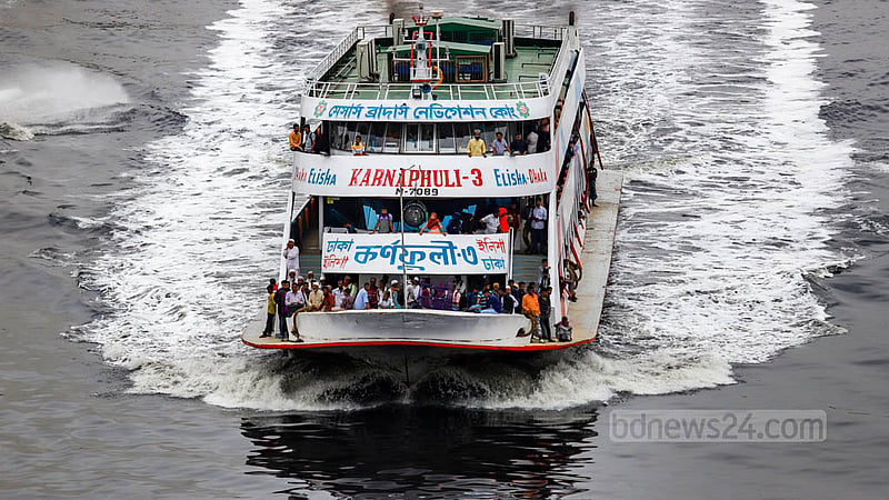 White foam forms on the surface of the Buriganga River whenever a vessel moves across it. Photo: Mahmud Zaman Ovi