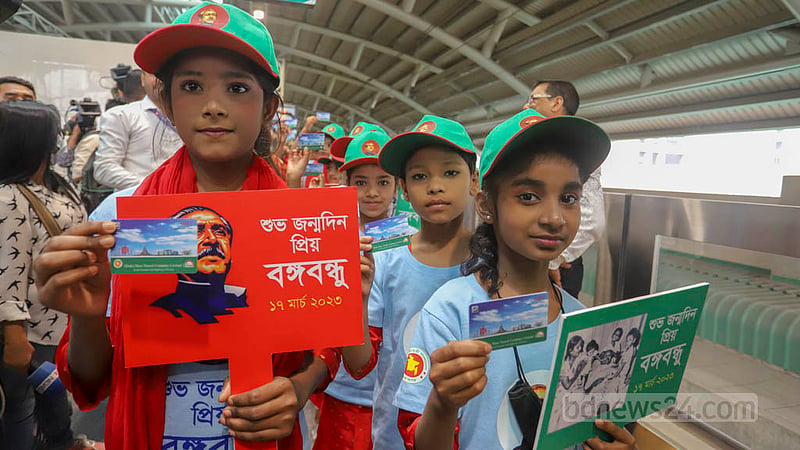 Children waiting to board a metro train at Agargaon station on Friday, Mar 17, 2023. Photo: Asif Mahmud Ove