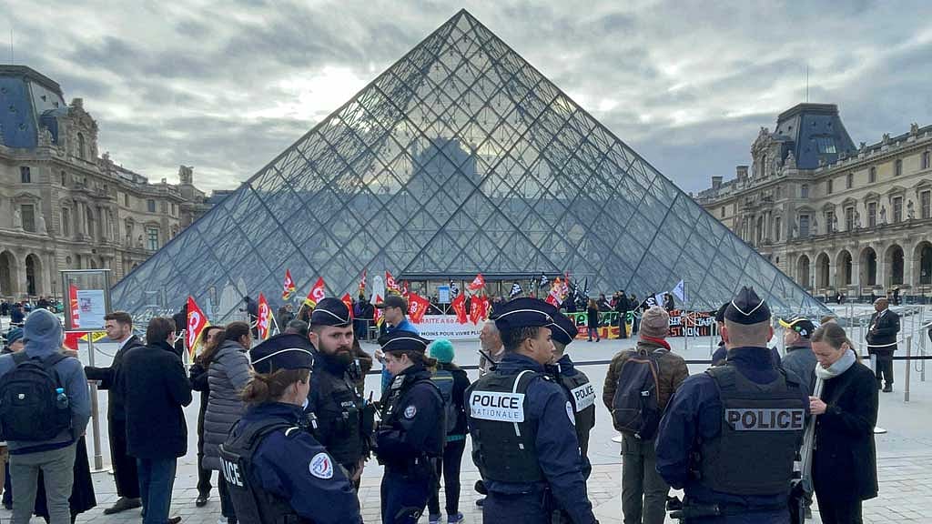 French pension protest blocks entry to Louvre museum