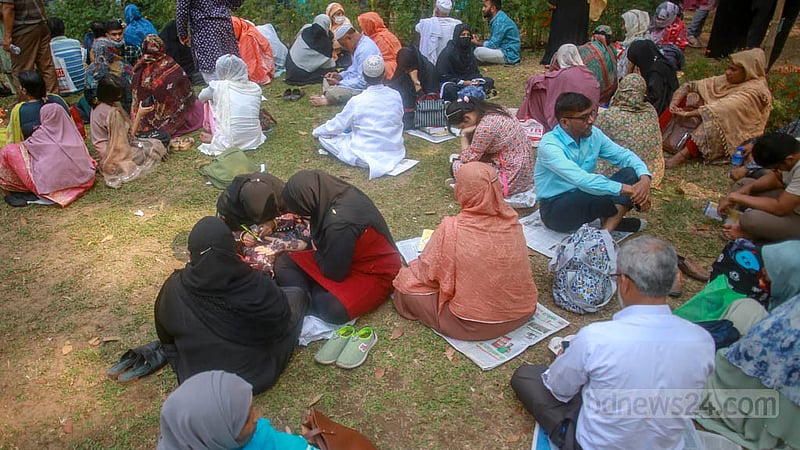 Parents rest under the tree near Dhaka University’s Arts Building during the medical college admission test on Friday, Mar 10, 2023. Photo: Tawhiduzzaman Tapu