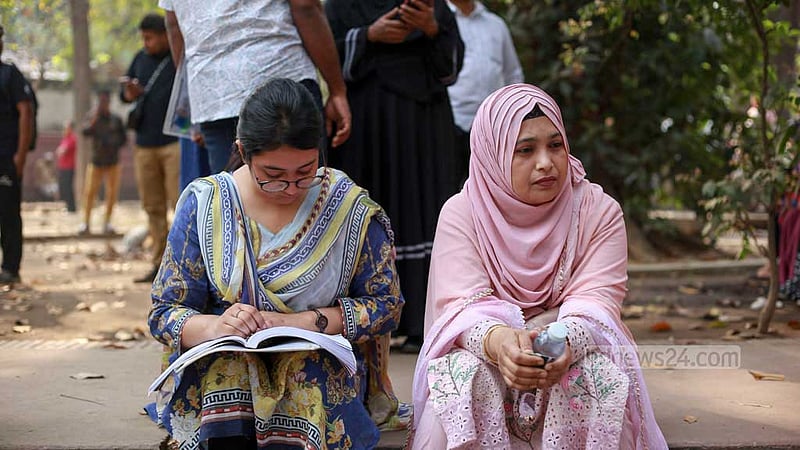 Students take a last-minute look at their books before taking the medical college admission test at Dhaka University’s Arts Building on Friday, Mar 10, 2023. Photo: Tawhiduzzaman Tapu