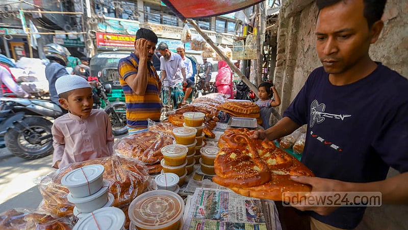 Loaves of bread priced at Tk 300 a kg are on sale at a shop on Nazimuddin Road in Old Dhaka on Shab-e-Barat on Tuesday, Mar 7, 2023. Photo: Mahmud Zaman Ovi