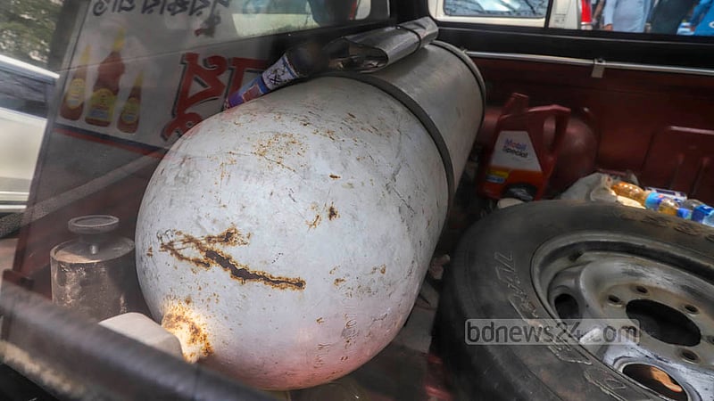 Although the cylinder of this CNG-powered government vehicle is labelled with an expiry date, it is not easily discernible, and its rusty condition poses a potential safety hazard that could lead to an accident at any time. Photo: Asif Mahmud Ove