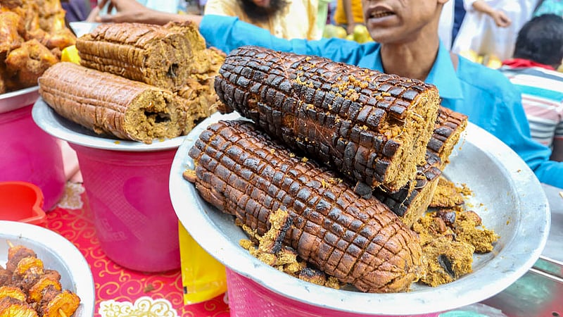 Suti Kebab is available at the Iftar market in Old Dhaka’s Chawkbazar. Photo: Asif Mahmud Ove