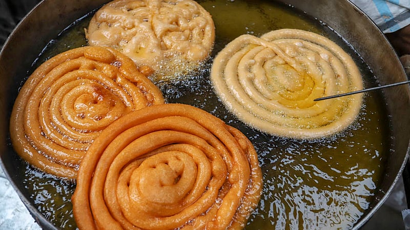 Shahi Jilapi is available at the Iftar market in Old Dhaka’s Chawkbazar. Photo: Asif Mahmud Ove