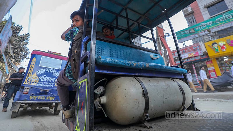 Passengers are transported from Basabo to Nandipara in Dhaka by CNG-powered autorickshaws that have not been approved, while battery-operated autorickshaws have been modified to run on CNG. Photo: Asif Mahmud Ove