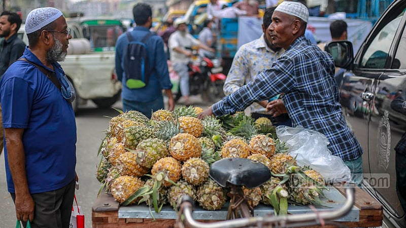 Retail sellers put pineapples up for sale on their rickshaw vans at Karwan Bazar on Thursday, Mar 30, 2023. Photo: Tawhiduzzaman Tapu